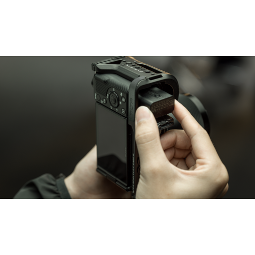 L-Bracket Mounting Plate for Sony ZV-E10 – Black